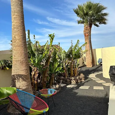 Cozy Canarian With Large Garden Daire *