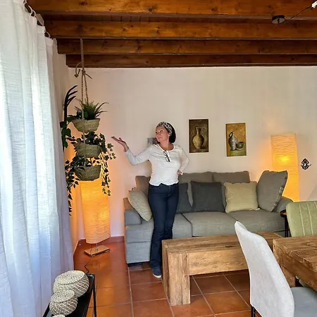 Cozy Canarian With Large Garden Daire